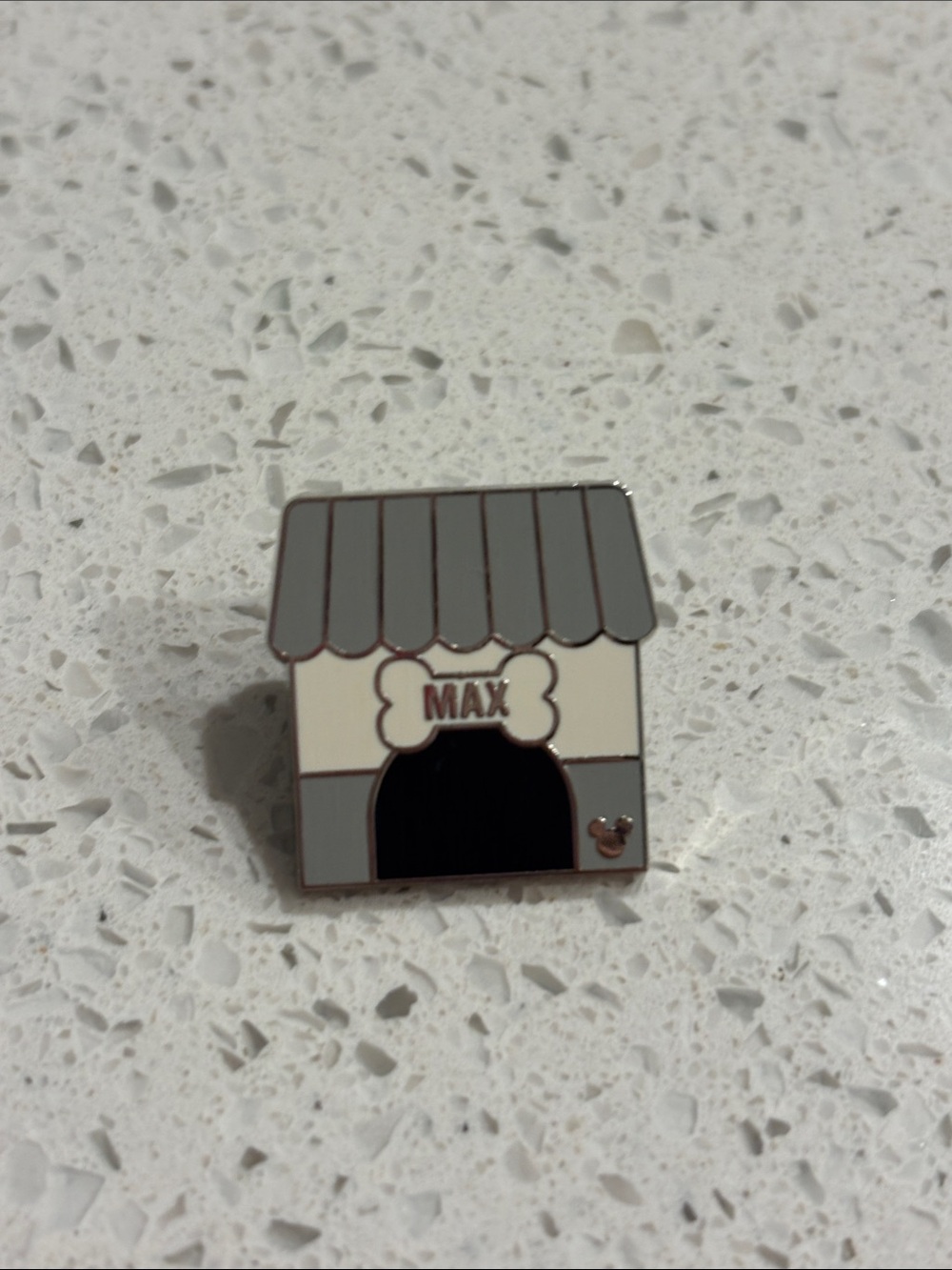 Disney doghouse Max pin 5 for 25$